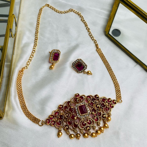 Gleaming Verdant Charm Golden Necklace with Pink Pearl from New York - Picture 5 of 5